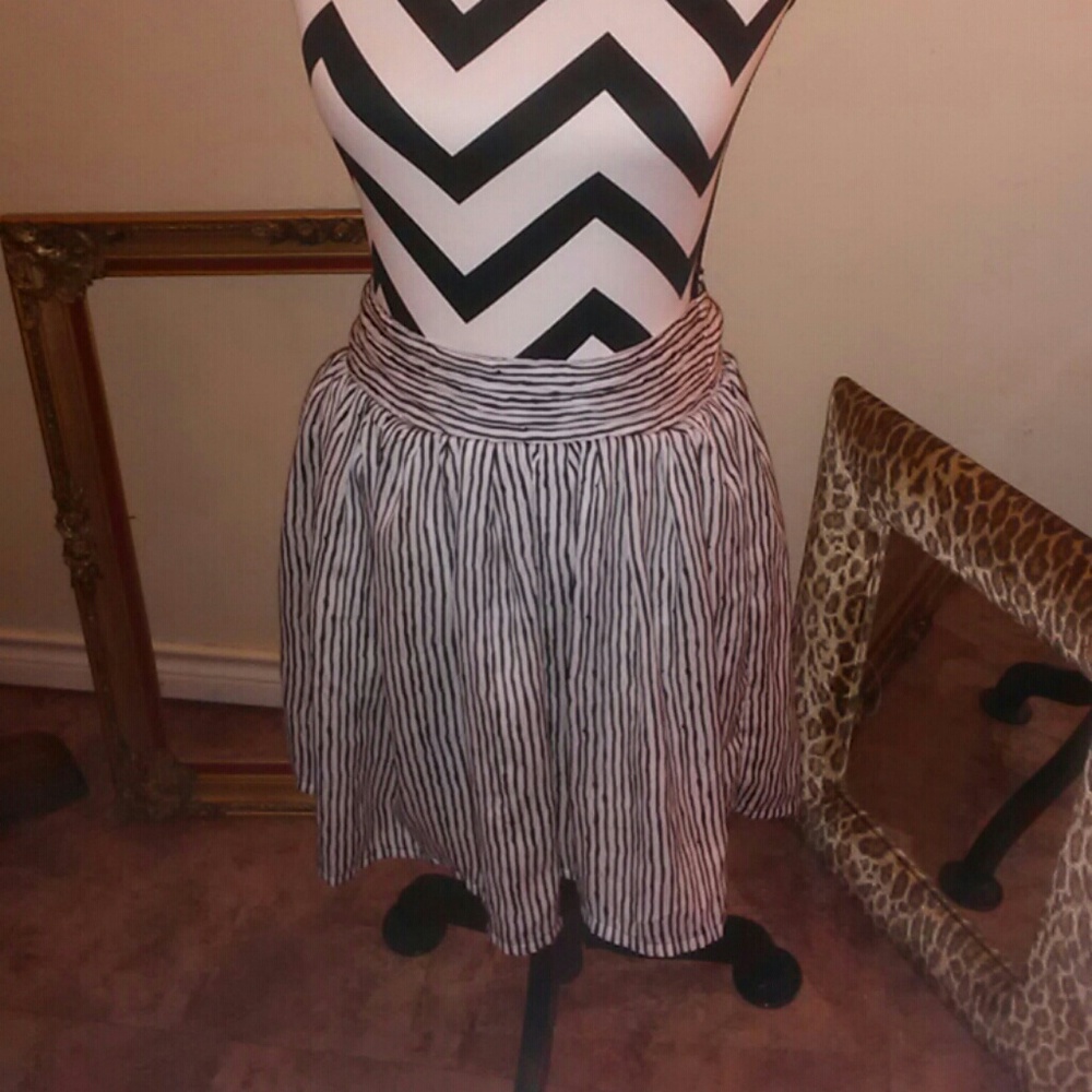 Adorable black and white flowy skirt